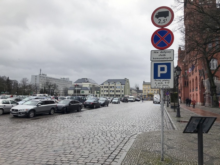 Plac Zwycięstwa zagadką dla kierowców. Trzeba uważać na tych z prawej