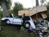 Tragiczny wypadek na drodze wojewódzkiej nr 510. Auto się złamało, a przyczepa rozpadła na kawałki. 35-latek zginął na miejscu (zdjęcia)