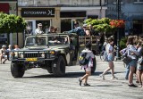 24. Międzynarodowy Zlot Pojazdów Historycznych. Parada wozów militarnych na darłowskim rynku [zdjęcia]