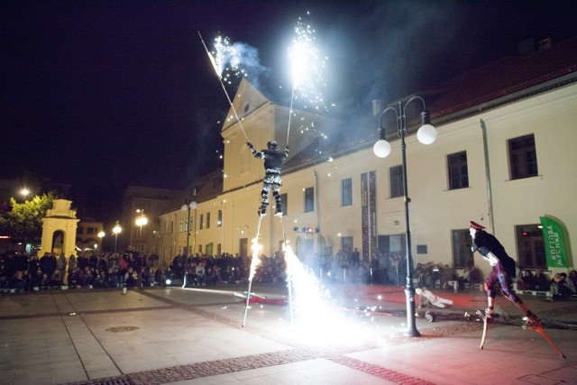 Teatr InZhest zagrał na placu przed Centrum Kultury