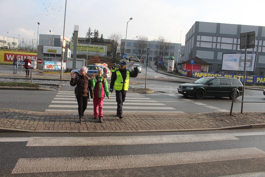 Akcja policji: Zebry przeprowadzały ludzi przez pasy w Katowicach