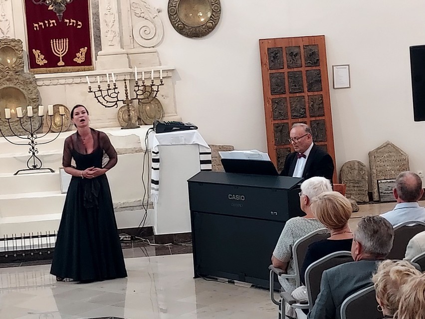 Festiwal imienia Krystyny Jamroz w synagodze w Szydłowie. Zaśpiewała Joanna Woś