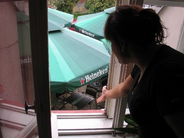 - Z okien mojego mieszkania widzę tylko piwny ogródek &#8211; żali się Dorota Dańczak.