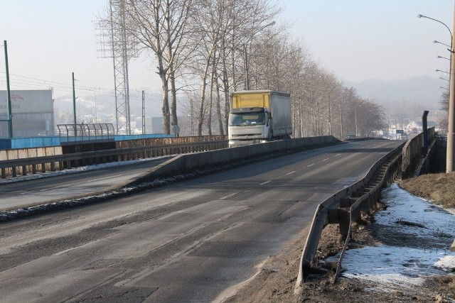 Wiadukt nad torami na Tworzniu zostanie zburzony i postawiony od nowa