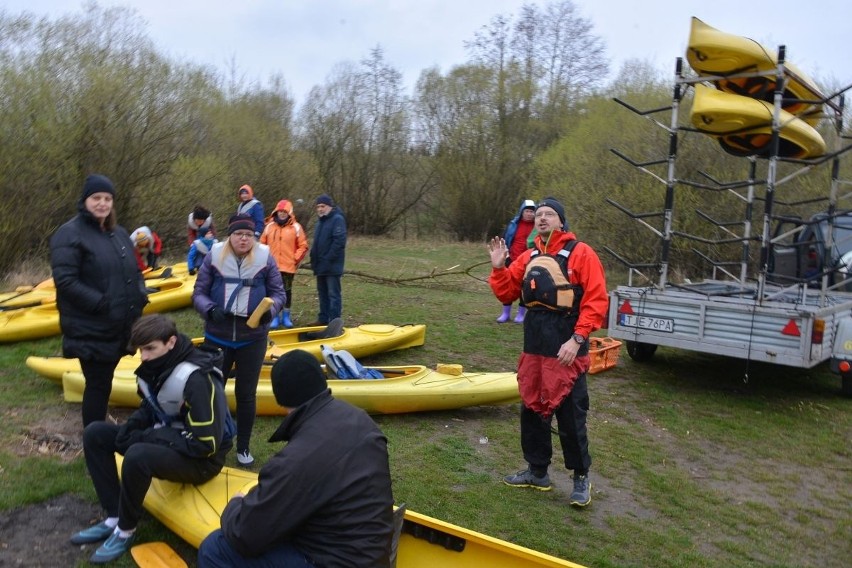 Nie straszny im śnieg i niska temperatura. Kajakarze spłynęli Lubrzanką