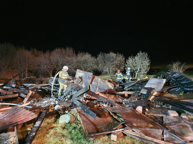 Strażacy z Brąchnowa, Łubianki, Lulkowa i Chełmży gasili w nocy altanę w miejscowości Pigża.
