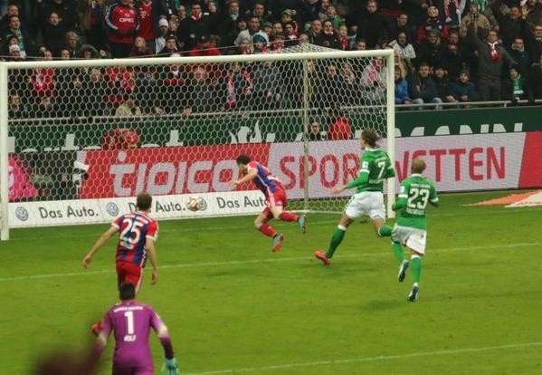 Gol "Lewego" w meczu z Werderem