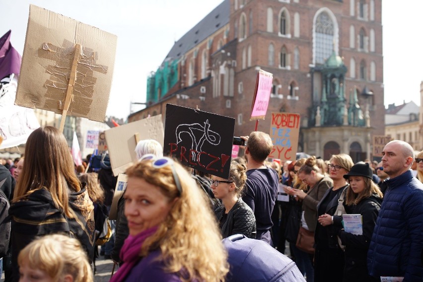 "Czarny protest" na Rynku Głównym w Krakowie. Nie chcą zaostrzenia prawa aborcyjnego [ZDJĘCIA]