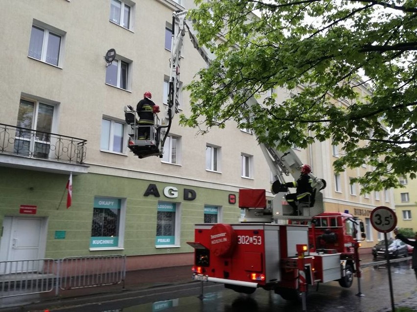 Interwencja straży pożarnej na lubelskich Bronowicach. Strażacy weszli przez okno do starszej kobiety