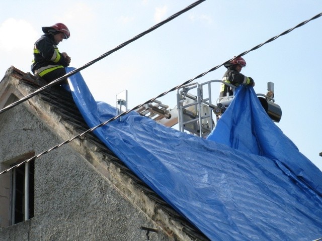 Kilkadziesiąt domów w gminie Lubsza wymaga remontów lub wymiany dachów. Na razie mieszkania przed deszczem chronią plandeki.
