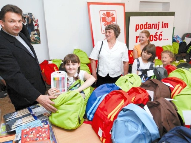 Dziewczynki z Suchowoli  z zaciekawieniem zaglądały do przegródek kolorowych tornistrów. - Wszystkie przybory podobają mi się. Bardzo się cieszę z plasteliny, bo lubię lepić - mówi siedmioletnia Zuzia (pierwsza z lewej, obok ks. Kłoczki).