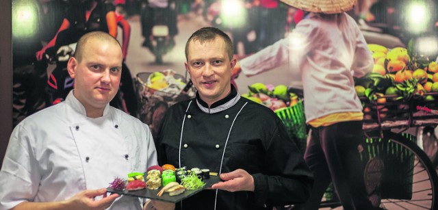 Właścicielem nowego bistro Asia Food City jest Szymon Biela (po lewej). Razem z mistrzem sushi Sebastianem Jędrzejkiewiczem zapraszają na specjały, które pojawią się od grudnia w karcie.