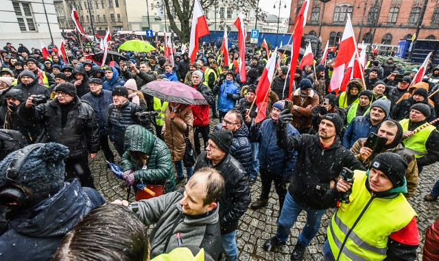 Protestujący śpiewali hymn Polski i skandowali hasła w obronie polskich rolników