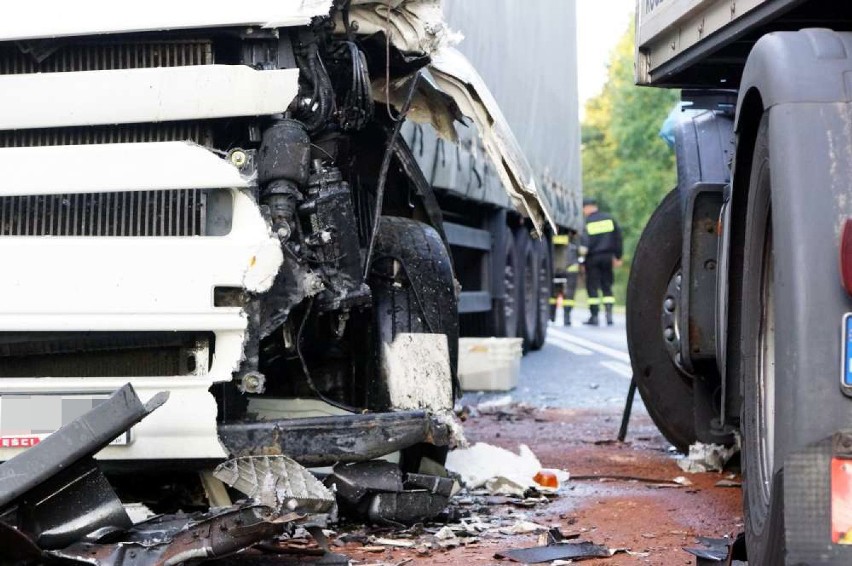 Wypadek pod Kaliszem: W Morawinie zderzyły się ciężarówki