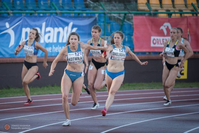 Martyna Kotwiła (z lewej) zdobyła w Toruniu trzy medale. Jeden z nich w sztafecie 4x100 metrów. Na zdjęciu obok Izabela Smolińska, jej klubowa koleżanka.