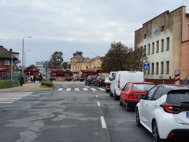 Przejazd kolejowy na Święciechowskiej obok Akwawitu zamykany jest wielokrotnie w ciągu dnia. Najczęściej w trakcie największego ruchu samochodów, czyli rano, gdy mieszkańcy jadą do pracy i wiozą dzieci do szkół.Zobacz zdjęcia --->