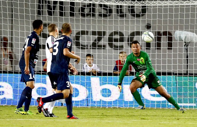 Radosław Janukiewicz (z prawej) czeka na mecz z Górnikiem Zabrze.