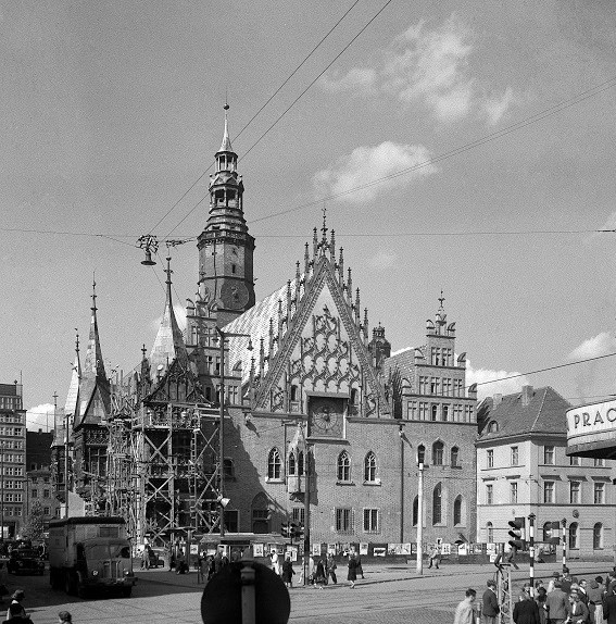 1952 - wrocławski Rynek bez pręgieża, za to z trakcją...