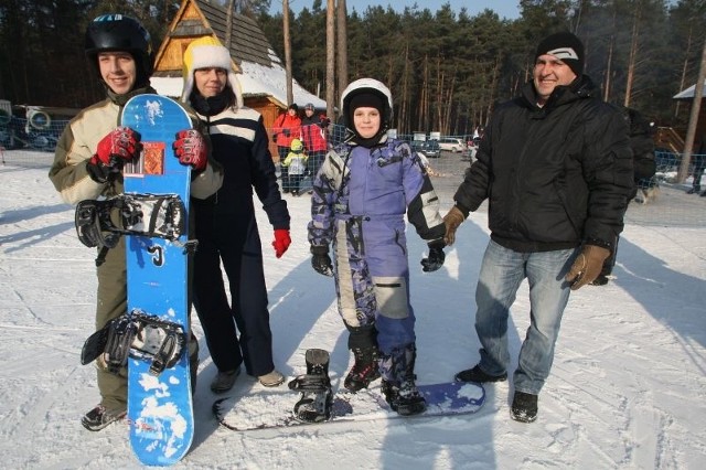 Maks z siostrą Julią Chudzicką w towarzystwie rodziców mieli pierwszą lekcję snowboardu.