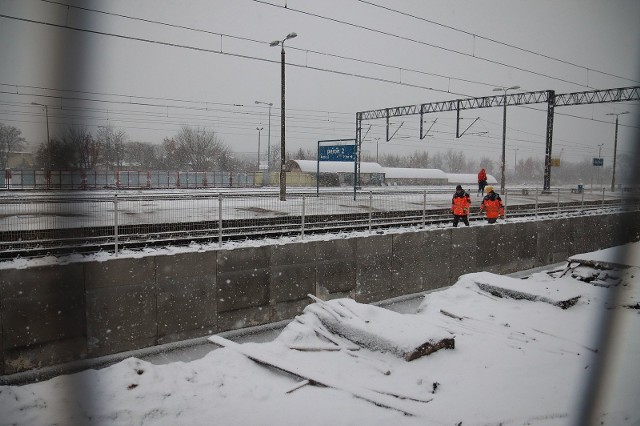 Dworzec PKP we Włocławku zyska nowe perony. Z dworca zniknął już peron nr 1. Do kwietnia 2023 roku jego miejsce ma zająć nowy - podwyższony peron.