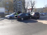 Kolizja na ulicy Garncarskiej w Słupsku. Wystrzelone poduszki, zablokowana ulica