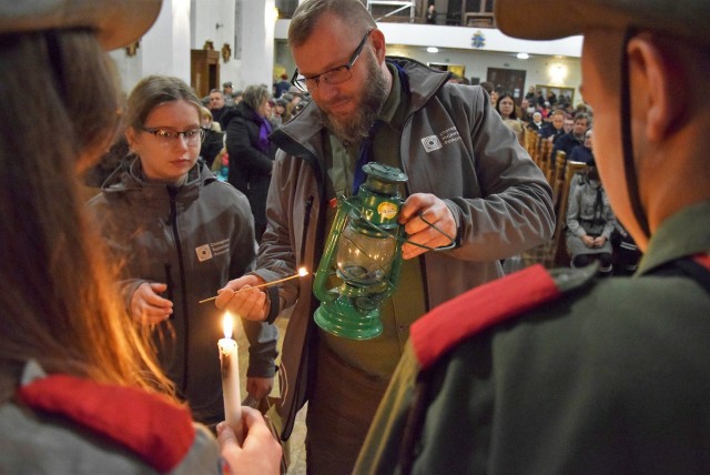 Dzięki regionalnej reprezentacji Chorągwi Kujawsko-Pomorskiej ZHP Betlejemski Światło Pokoju dotarło w poniedziałek, 16 grudnia, do Inowrocławia. W kościele pod wezwaniem św. Józefa Oblubieńca przedstawiciele hufców ZHP z całego województwa odebrali je, by następnie roznieść wśród lokalnych społeczności swoich powiatów, miast i gmin. Uroczystość w kościele uświetnił zespół wokalny. Rozśpiewane harcerki wprowadziły obecnych w atmosferę nadchodzących świat Bożego Narodzenia.