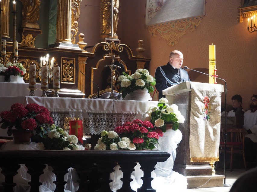 Dzień Strażaka w Andrzejewie. Tradycyjnie uroczystości rozpoczęły się mszą świętą. 7.05.2023. Zdjęcia