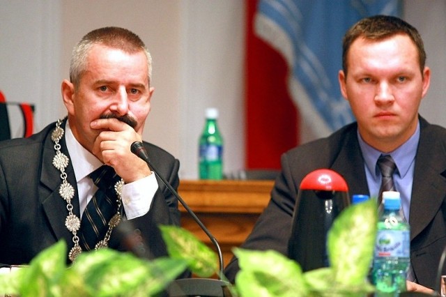 Burmistrz Tadeusz Kowalski skarbnik Wojciech Grudzina.