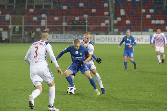 09122018 zabrze mecz ekstraklasy gornik zabrze miedz legnica nz z nr 19 w bialej koszulce kamil zapolnik gornikarkadiusz gola   polska press