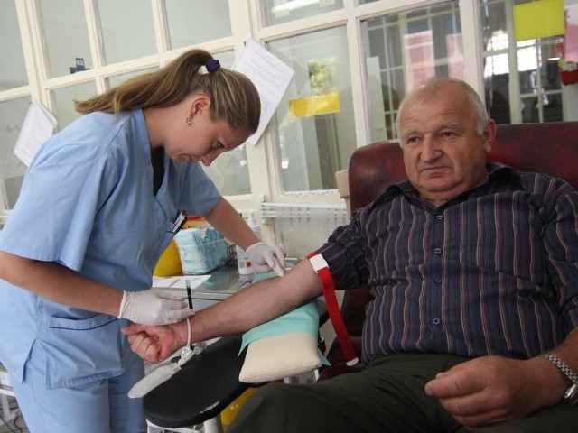 Stanisław Strózik z Kuleszewa wczoraj oddawał krew w słupskiej stacji krwiodawstwa.