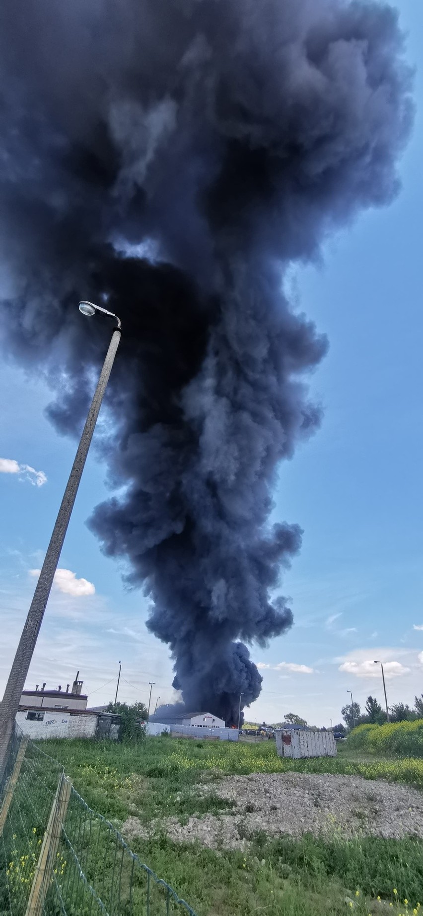 Wielki pożar w Stobnie. Płonie stacja demontażu pojazdów. ZDJĘCIA