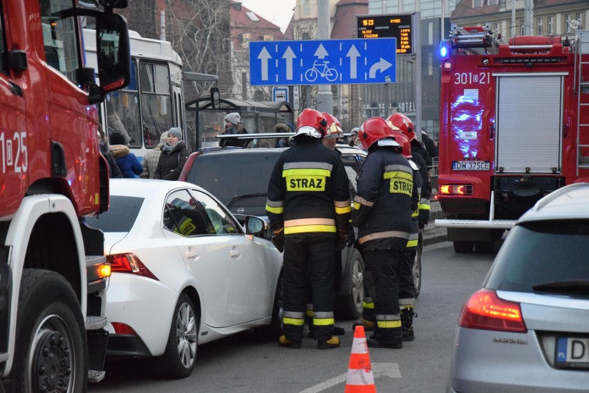 Wypadek na Kazimierza Wielkiego. Lexus wjechał w nissana [ZDJĘCIA]