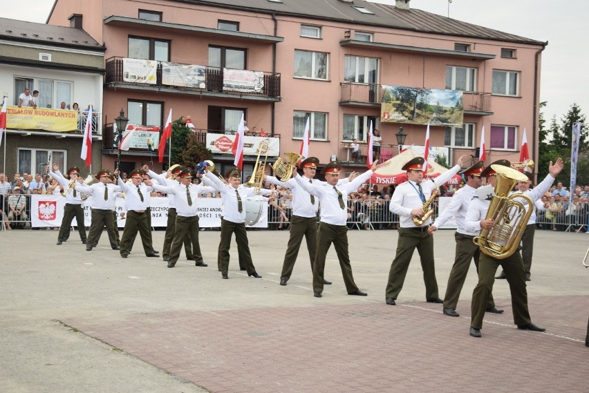 Parada i tańce instrumentalistów w Skale. Festiwal Orkiestr Wojskowych i Dętych