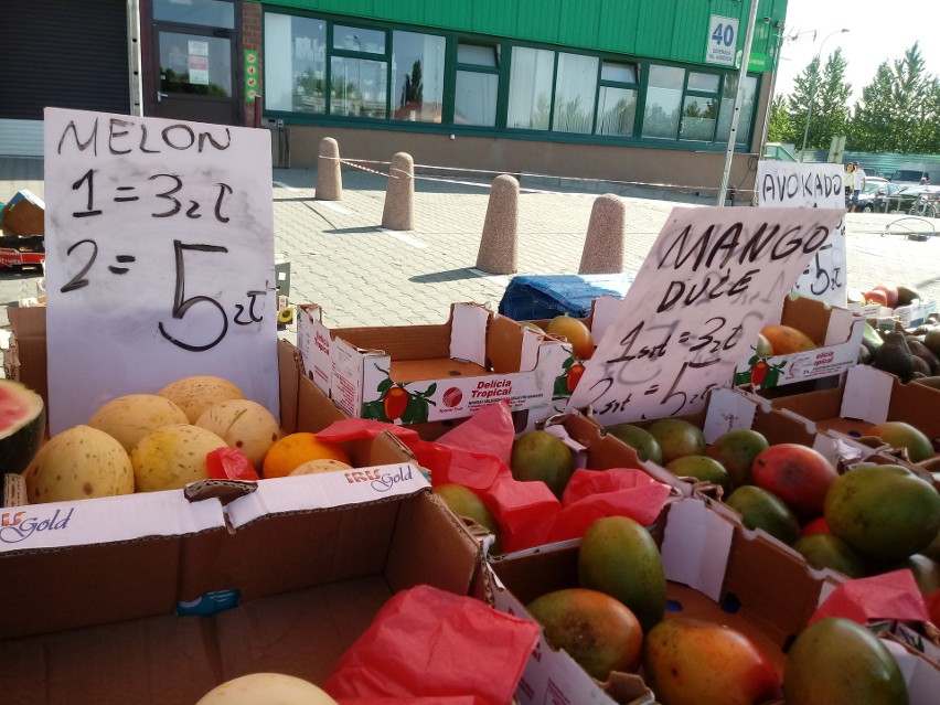 Białystok. Nawet dwa razy taniej niż w supermarkecie? Zobacz ceny warzyw i owoców na giełdzie przy Andersa (zdjęcia)