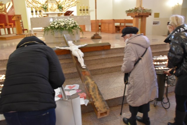 Ścięty krzyż został położony w kościele na stopniach ołtarza