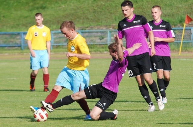 Piotr Bartyzel (wchodzi wślizgiem) strzelił gola dla Zieleni Żelisławice-Secemin w meczu z AZS Politechniką Świętokrzyską Kielce. 