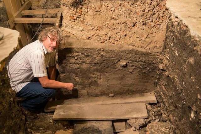 Archeolog dr Andrzej Kukliński w wykopie w piwnicy budynku nr 9