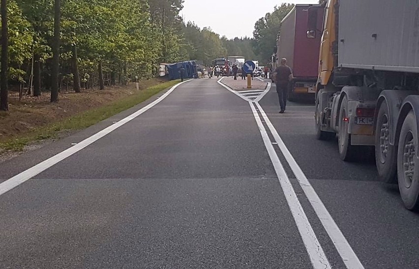 Śmierć na skrzyżowaniu krajowych dróg w Rudzie Malenieckiej. Opel zderzył się z ciężarówką. Są duże utrudnienia w ruchu