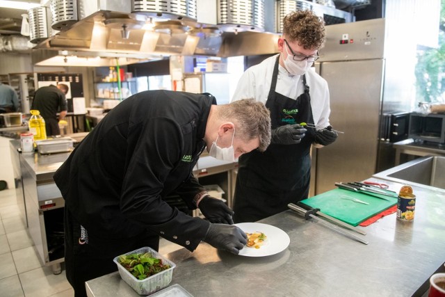 Gastronomia w czerwonej strefie z daniami na wynos. Czy restauratorzy i szefowie kuchni gotowi do pracy bez klientów na sali? Wielkopolscy przedstawiciele gastronomii jednak nie zamierzają się poddawać. Szukają praktycznych rozwiązać, by przetrwać.