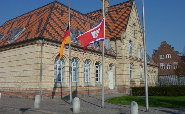 Flaga Niemiec i Kappeln opuszczone do połowy masztu.