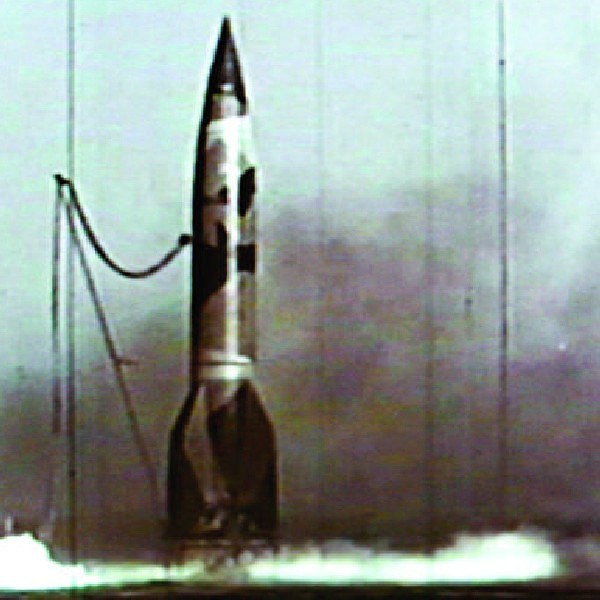 Start &#8222;cudownej broni&#8221; Hitlera, &#8222;dziecka&#8221; von Brauna: rakiety balistycznej V-2. W czasie wojny 1600 takich rakiet spadło na Antwerpię, 1300 na Londyn.