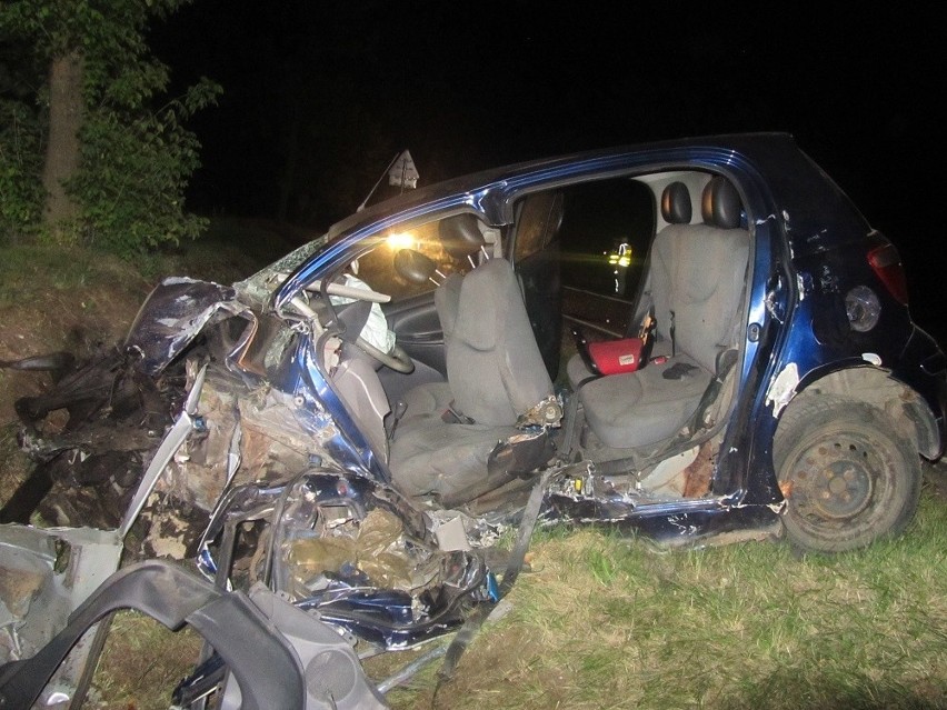 Samochód osobowy BMW, którym podróżowały 3 osoby, zderzył...