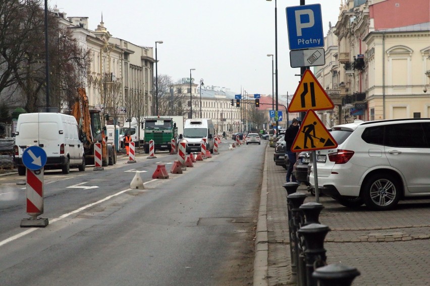 Włączona „przed czasem” sygnalizacja świetlna ustawiła kierowców w korku. Zamieszanie na skrzyżowaniu Krakowskiego Przedmieścia z 3 Maja