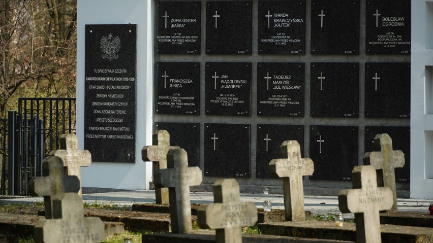 Cmentarz Wojskowy w Białymstoku. Zakończyła się budowa kolumbariów. Tu spoczęły szczątki prawie 400 ofiar z czasów wojny [ZDJĘCIA, WIDEO]