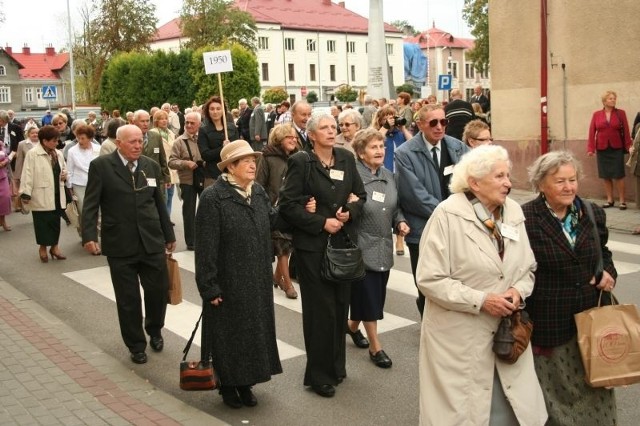 Przemarsz absolwentów ulicami Niska.