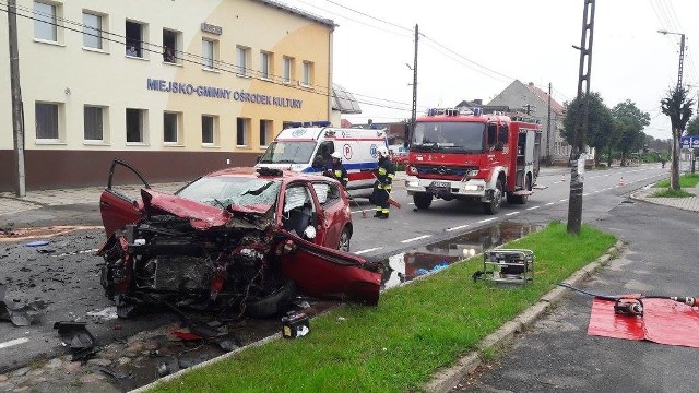 Do bardzo groźnego wypadku, w którym ucierpiało 5 osób doszło na ulicy Słubickiej w Cybince. Czołowo zderzyły się citroen oraz dostawczy mercedes.