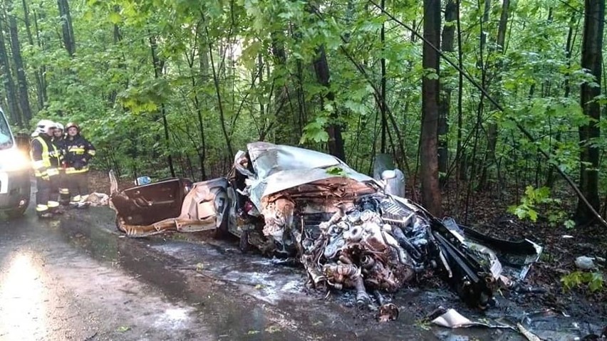 Wypadek w Bytomiu: Kompletnie zmiażdżone audi tt. Kierowca roztrzaskał sportowy samochód o drzewo, ale nic mu się nie stało ZOBACZ ZDJĘCIA