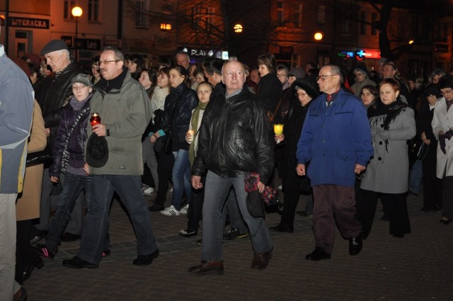 Mieszkańcy Tarnobrzega przeszli ulicami naszego miasta pod pomnik Jana Pawła II i tam modlili się za duszę naszego rodaka.