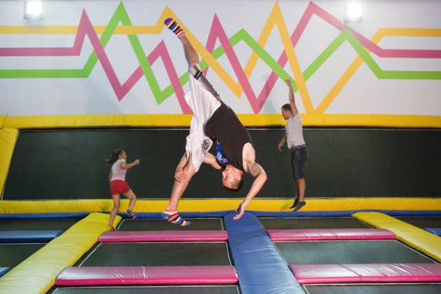 Na trampolinach można ćwiczyć  różne figury - skoki, przewroty  i salta. Właściciele zapraszają na lekcje wuefu