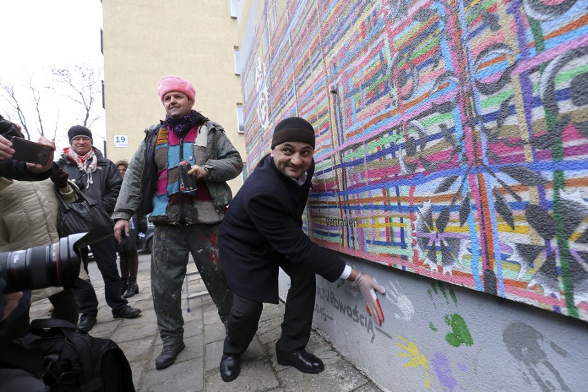 Mural przy al. Piłsudskiego odnowiony. Zniknęła swastyka pojawiły się kolorowe dłonie. Każdy mógł "przybić piątkę"